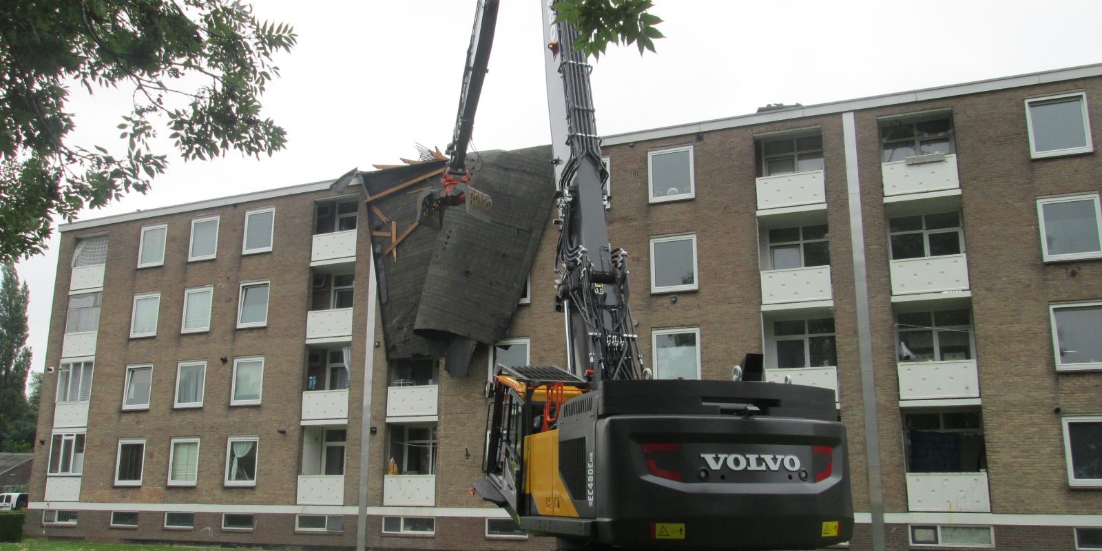 Stormschade in Tiel Kraan haalt dakbedekking eraf
