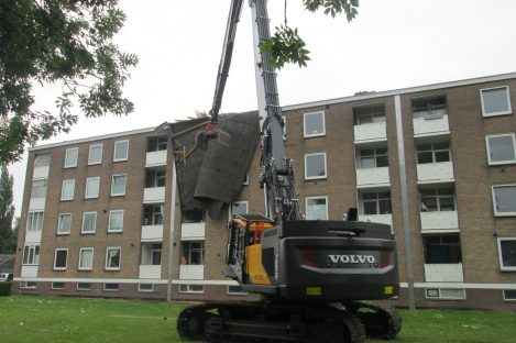 Kraan haalt dakbedekking eraf