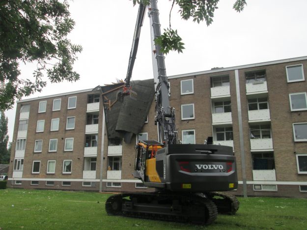 Kraan haalt dakbedekking eraf